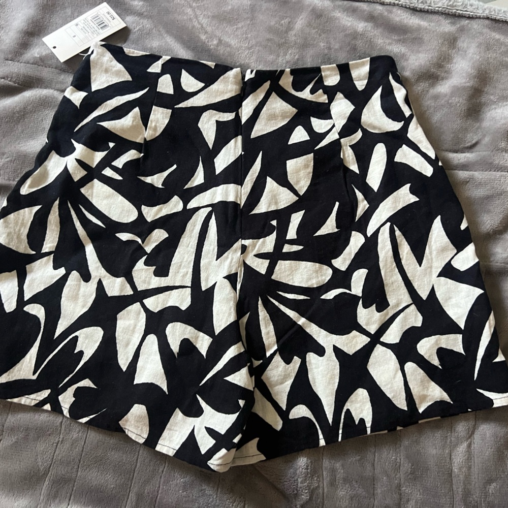 A new day skort, black and white print. Skirt in front, shorts in back, size 6